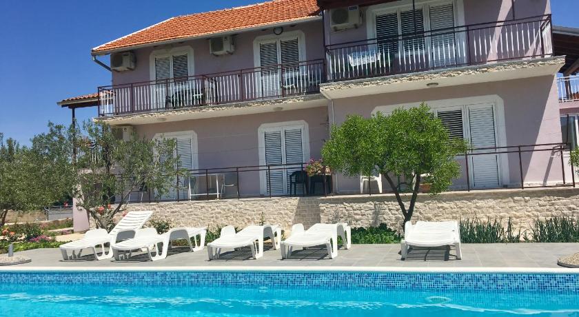 KrkaHaus — Hotel in Lozovac