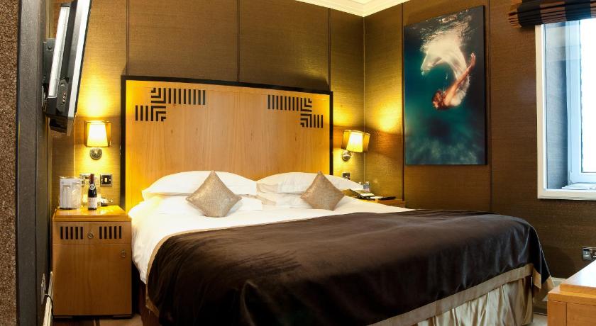 Image of Compact Room 8