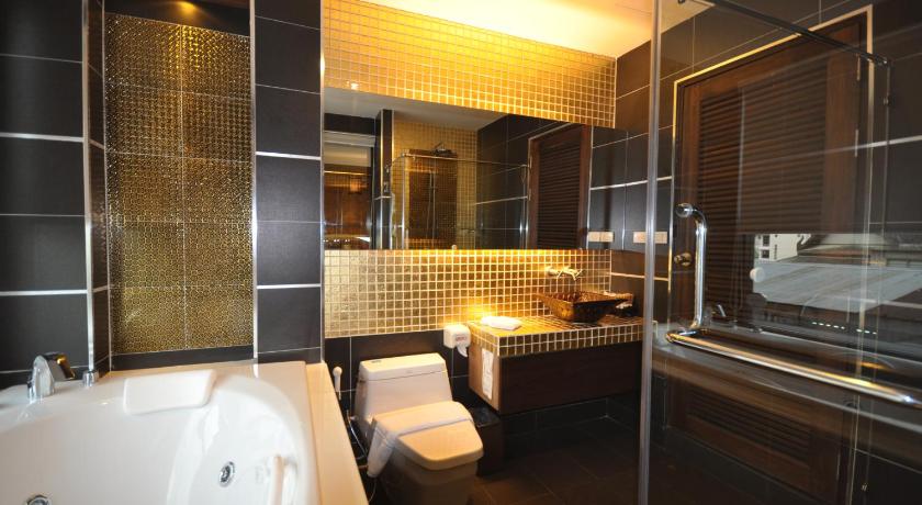 Image of Jacuzzi Suite Low Floor Double Bed 2