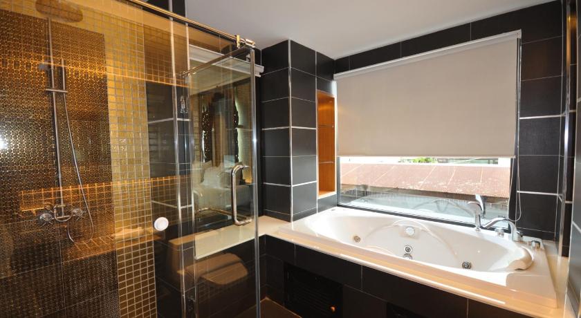 Image of Jacuzzi Suite Low Floor Double Bed 7