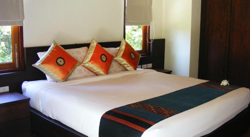 a hotel room with two beds and two lamps, Wooden house short walk from Mae Nam beach in Koh Samui
