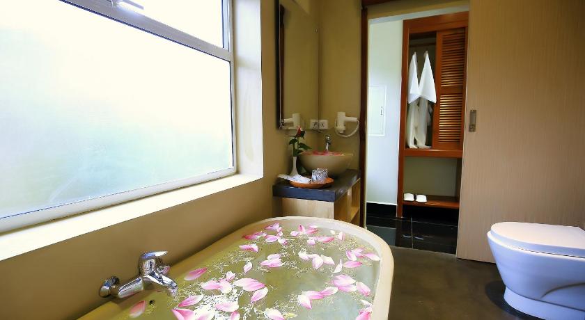 Image of Deluxe Triple Room with balcony 2