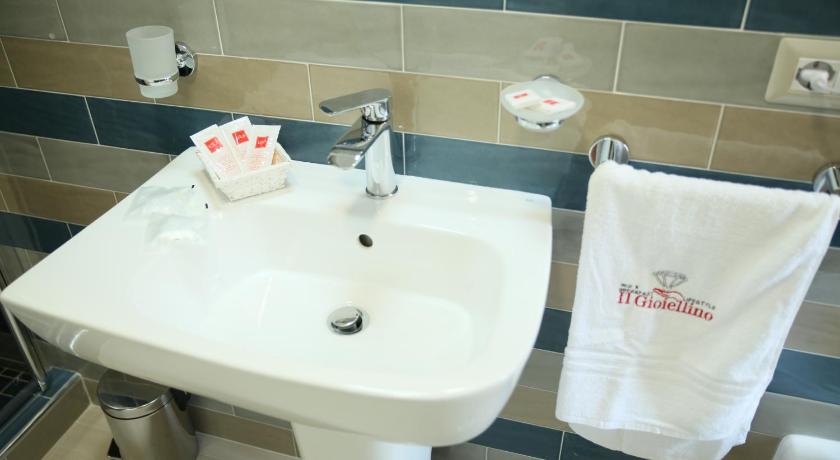 Image of Double Room with Private Bathroom 3