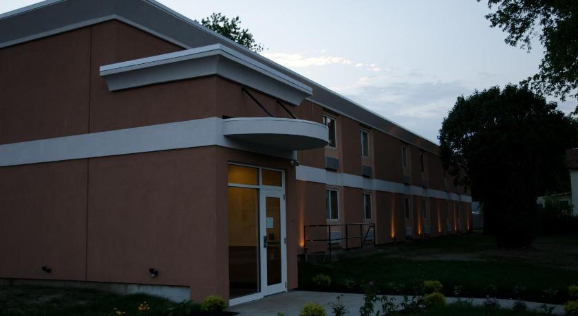 Niagara Falls (NY) Aashram Hotel by Niagara River 2-Star Hotel pool