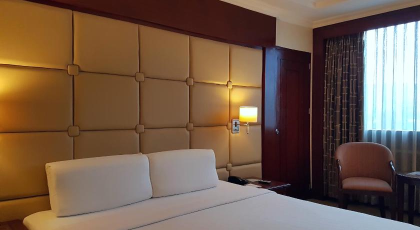 Image of Parklane Plus Room 9