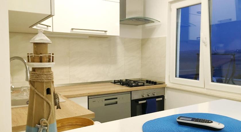 Gogi Beach Apartment — Hotel in Omis