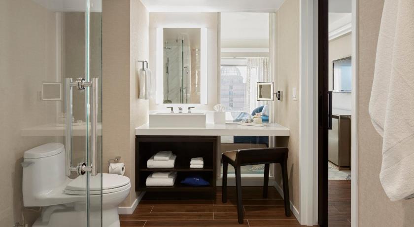 a bathroom with a sink, toilet, and bathtub, Hotel Nikko San Francisco in San Francisco (CA)