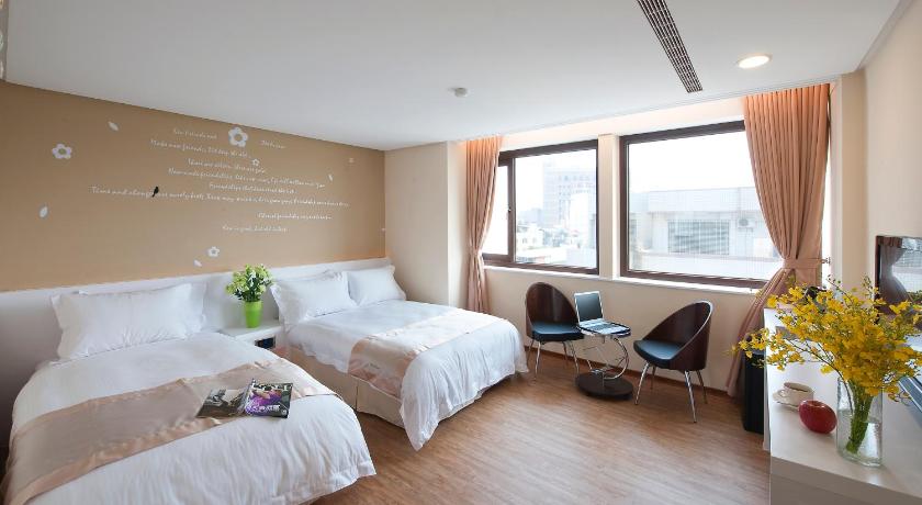 a hotel room with a bed, chair and a window, Hotel Taiwan Changhua in Changhua