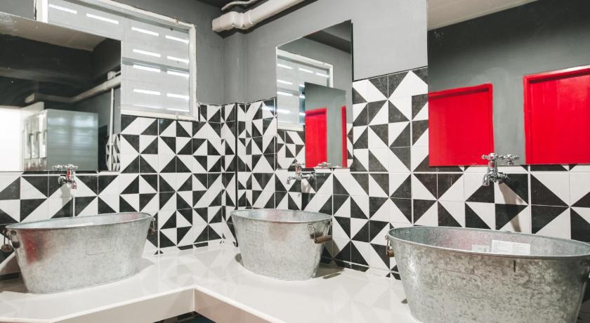 Image of Twin Room with Shared Bathroom 2