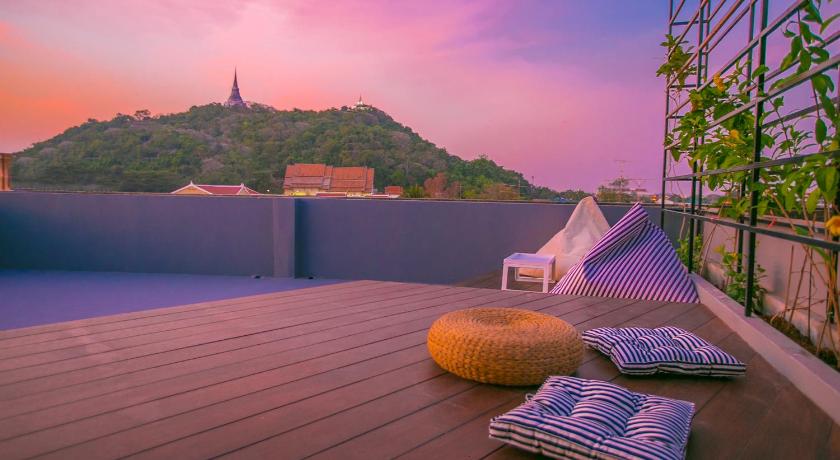 Chedi View Hostel & Rooftop Bar photo