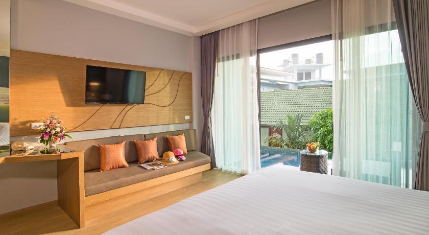 Image of Deluxe Pool Access 7