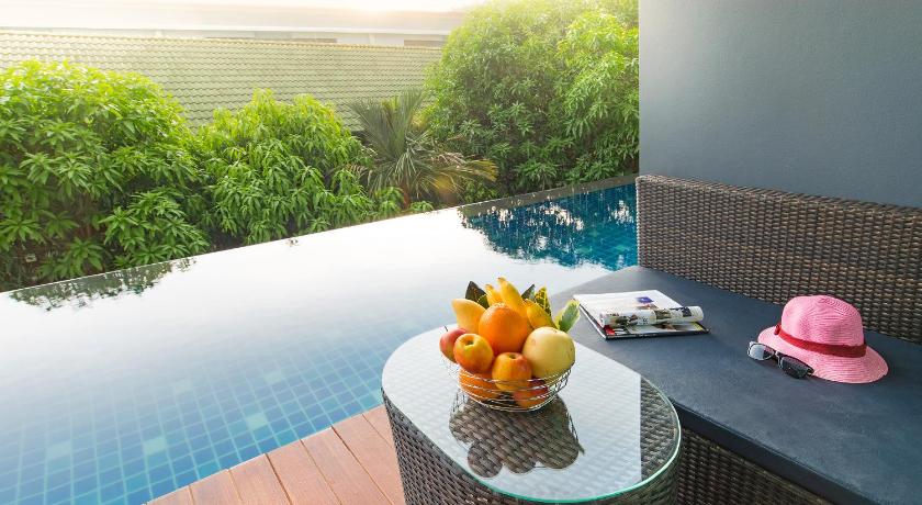 Image of Deluxe Pool Access 9