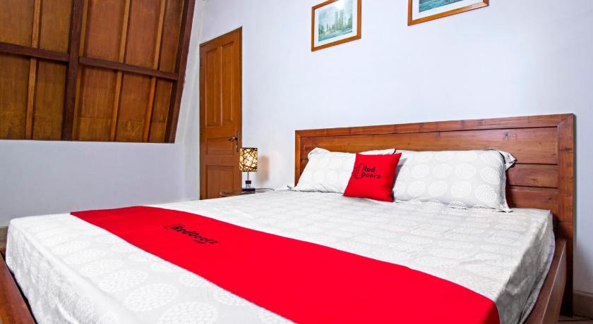 a neatly made bed in a bedroom, RedDoorz Plus near Parahyangan University in Bandung