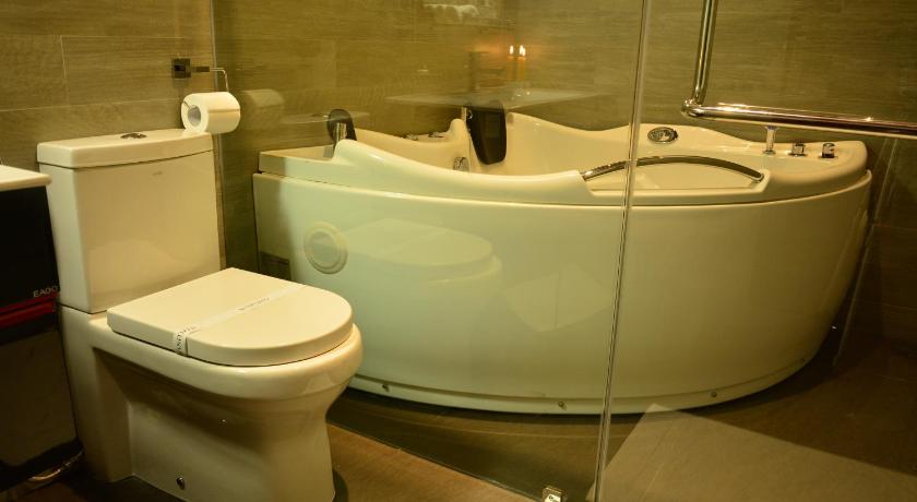 Image of Deluxe King Room 2