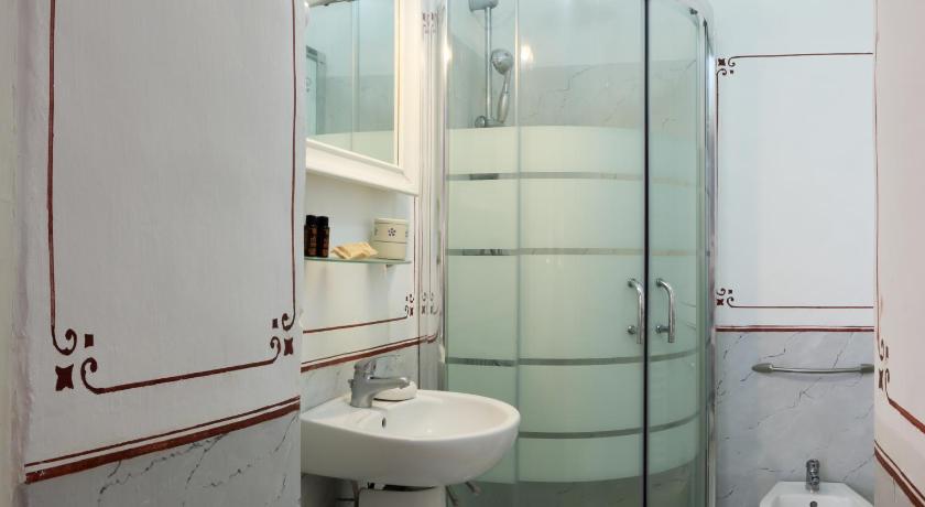 Image of Large Quadruple Room 2