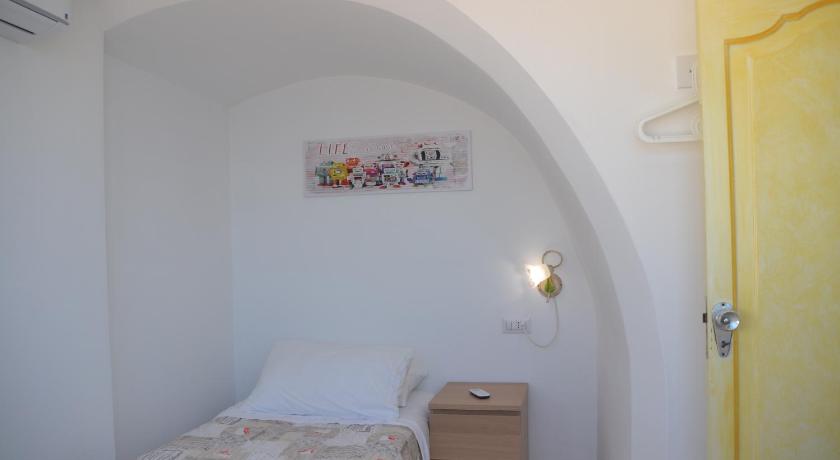 Alexa & Ella House photo