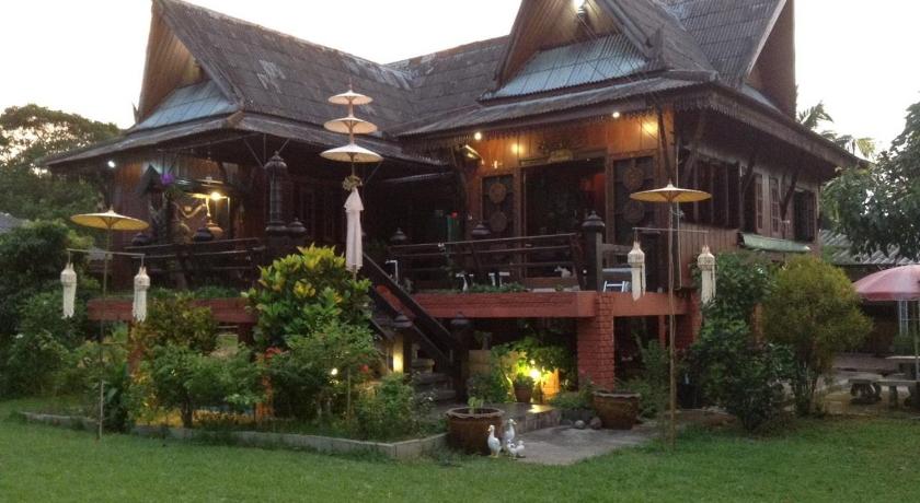 a large house with a large window, Oui Kaew Homestay in Phayao