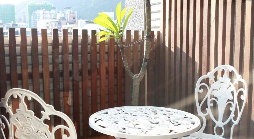 two chairs and a table in front of a fence, Cest Bon  in Yilan