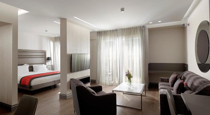 Holiday Suites Hotel