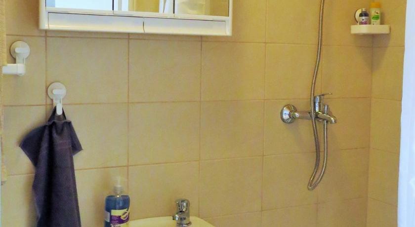 Mia Airport studio apartment photo