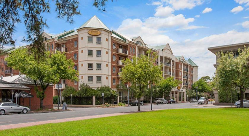 Spacious 4 BR and 2 Bathrooms City Apartment — Hotel in Adelaide