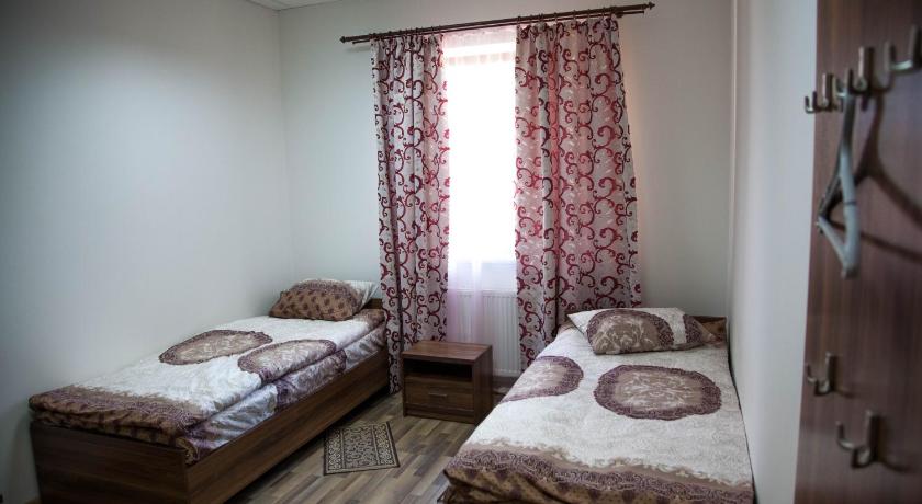 Foto, millel on kujutatud Kaheinimesetuba, Twin - Aiavaatega (Twin Room with Garden View) 1