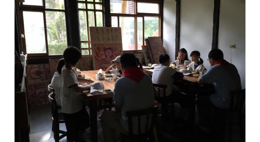 a large group of people sitting at a table, Jia Yuan Resort in Nantou