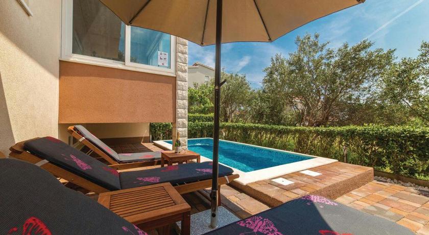 Villa IPM Luxury with private pool — Hotel in Kastela