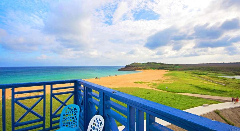 a view of a beach with a view of the ocean, Beach Front Villa in Penghu