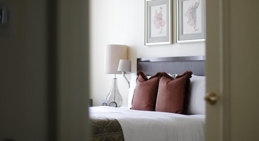 Image of Artists Suite King 17