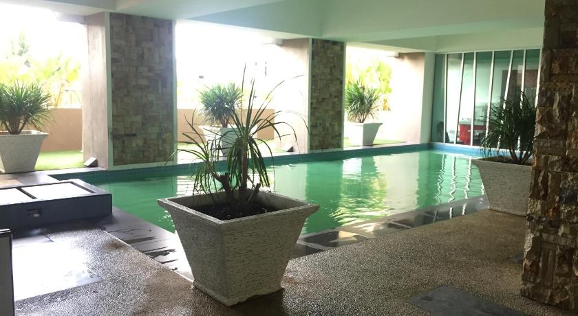 a bath room with a pool and a tub in it, Apartment Wakaf Che yeh in Kota Bharu