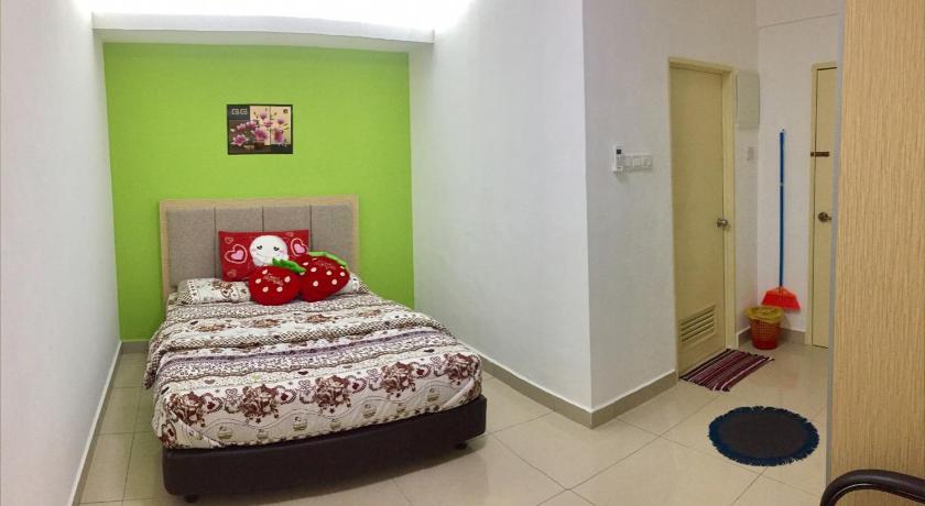 a bedroom with a bed and a desk, Apartment Wakaf Che yeh in Kota Bharu