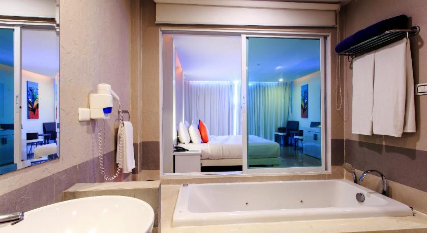 Image of Deluxe Pool Access 2