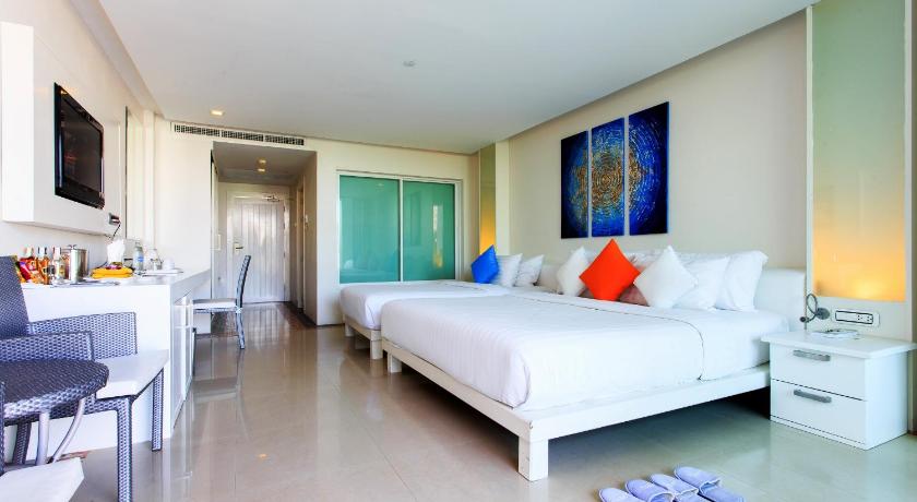 Image of Deluxe Pool Access 7