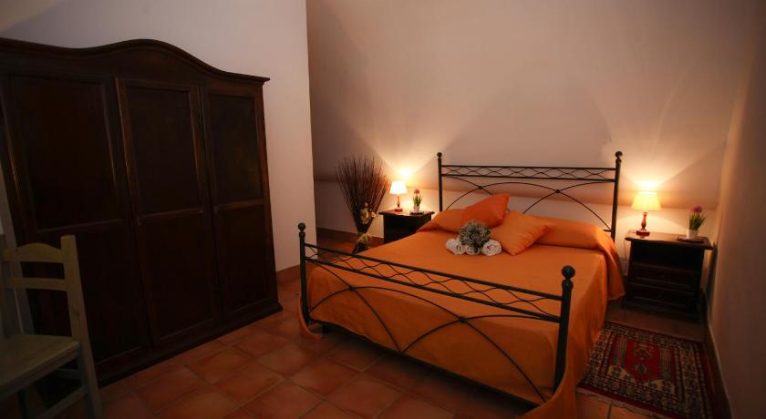 a bedroom with a bed and a dresser, Agriturismo Fratelli Sanacore in Trapani