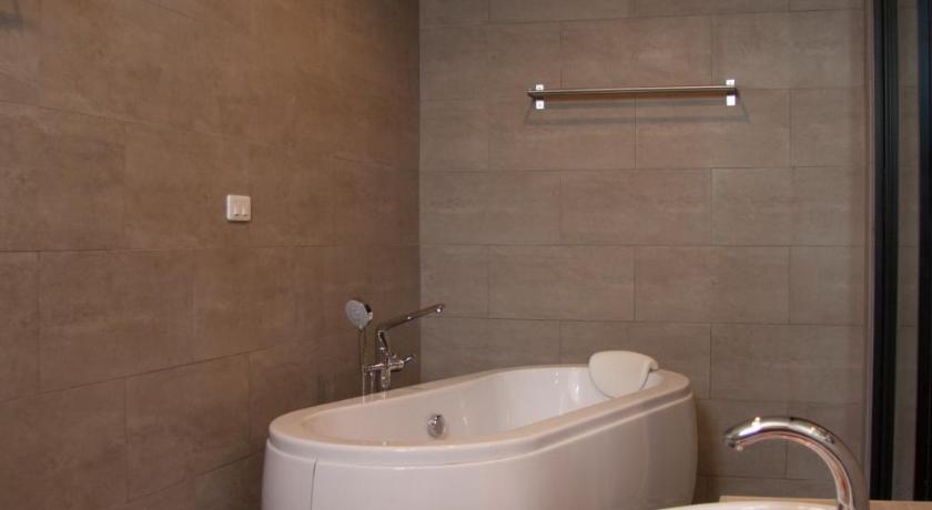 Image of Double Room with Bathtub 7