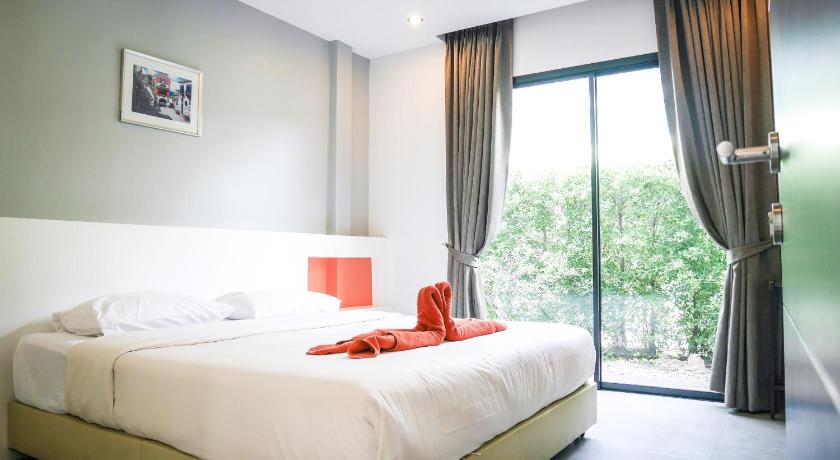 Image of Deluxe Three-Bedroom Villa with Pool View 11