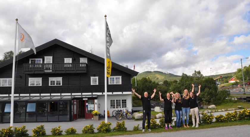 a large group of people standing in front of a house, Øen Turistsenter Cottages in Geilo