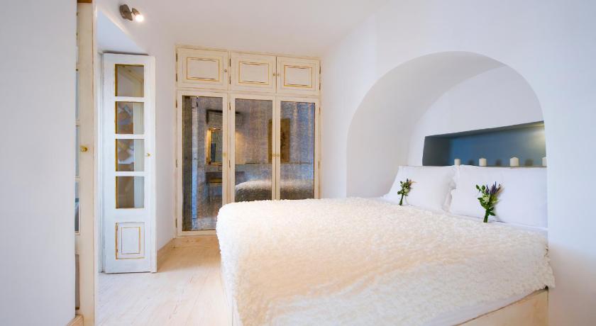 Hyperion Oia Suites