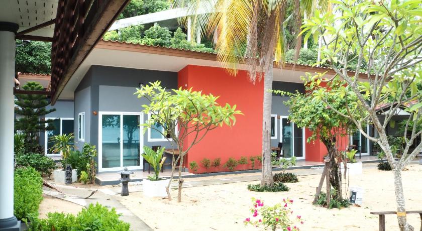 Maenam Villa Hotel - image 13