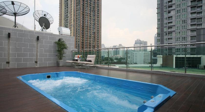 a swimming pool with a blue and white tub, FX HOTEL METROLINK MAKKASAN (SHA Plus+) in Bangkok