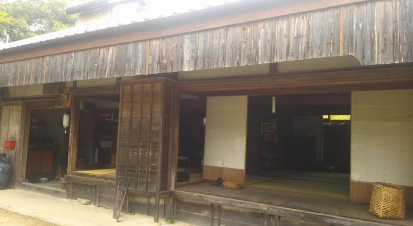 an old building with a large window, Guesthouse Okagesan in Tanabe