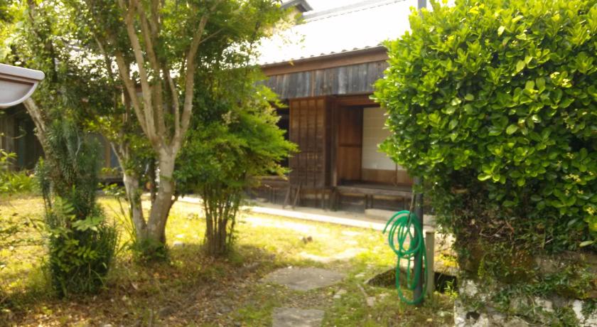 a green bench in front of a building, Guesthouse Okagesan in Tanabe