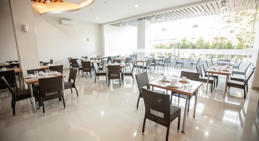 マカッサル Whiz Prime Hotel Sudirman Makassar 3つ星 ホテル レストラン
