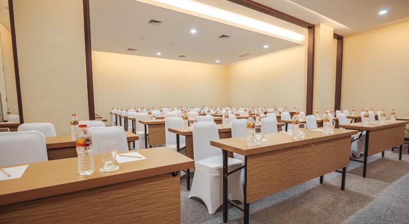 マカッサル Whiz Prime Hotel Sudirman Makassar 3つ星 ホテル プール