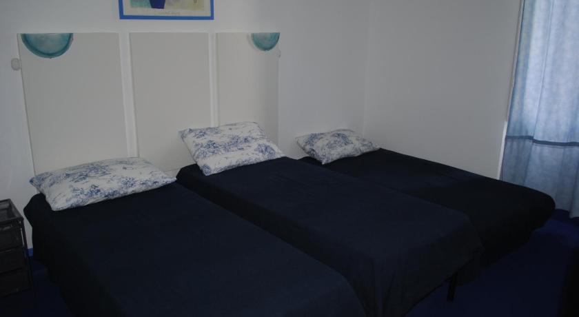 Фото: Трехместный номер «Комфорт» (Comfort Triple Room) 10