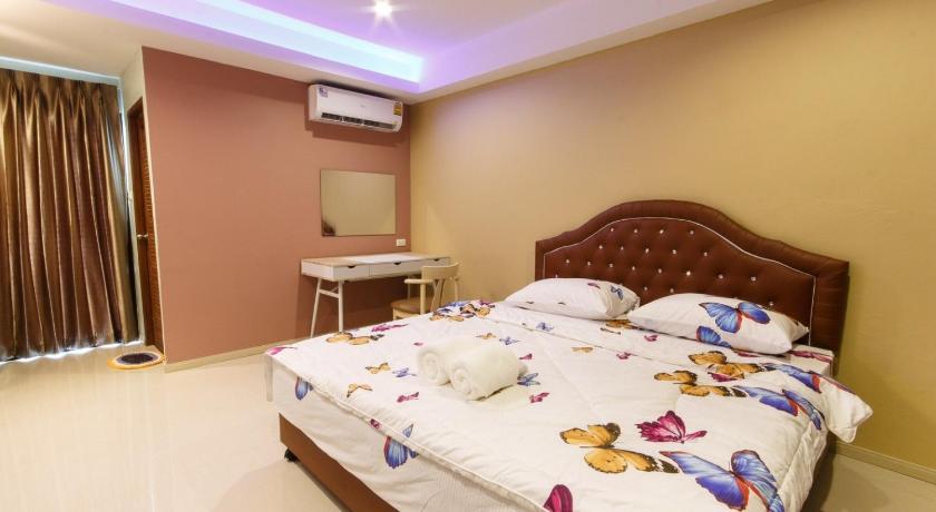 a hotel room with a bed, chair, and nightstand, Bang Wua Garden Resort in Chachoengsao