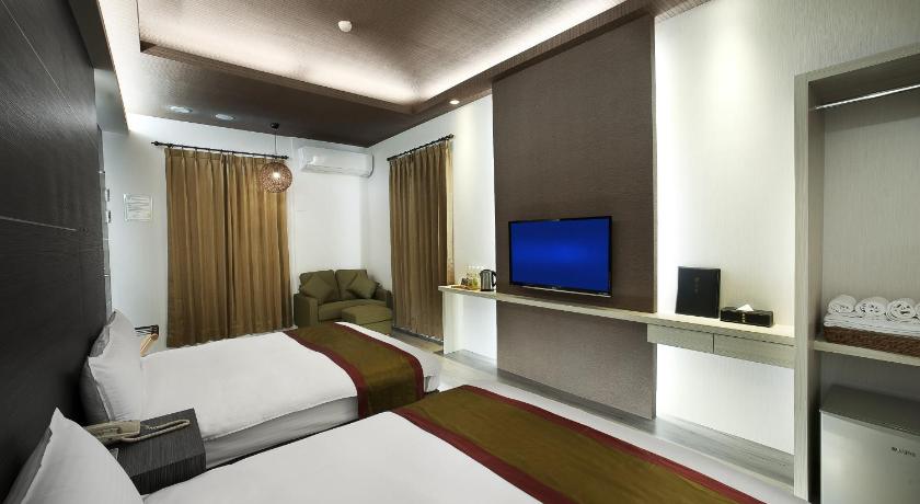 a hotel room with two beds and a television, ONE FUKUN HOTEL in Yilan