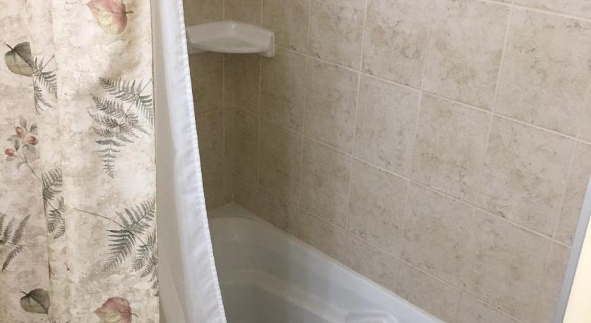Adventure the Bruce Inn - Recently Renovated With Outdoor Hot Tub photo