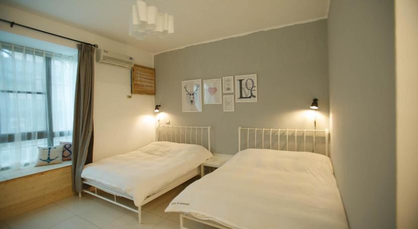 Cats In Summer In Kenting Room Deals Photos Reviews - 